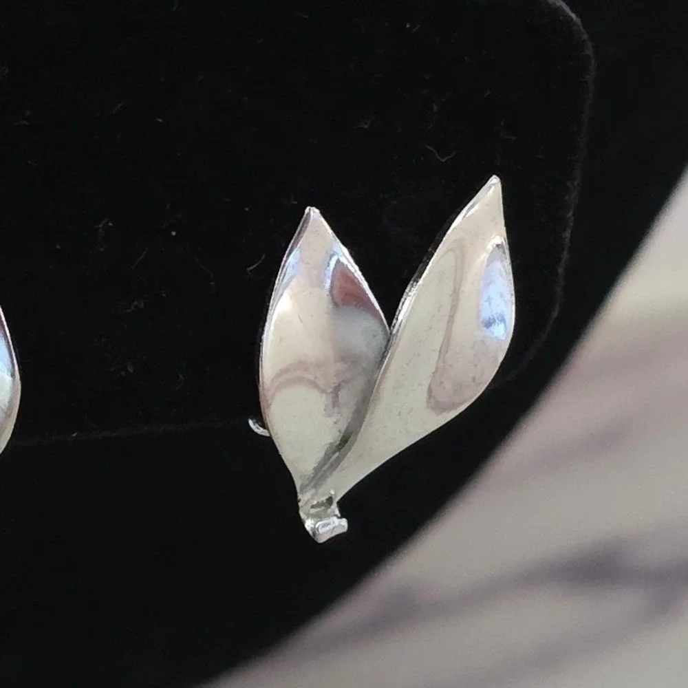 Vintage Silver Tone Double Leaf Clip On Earrings Botanical Modernist Jewelry